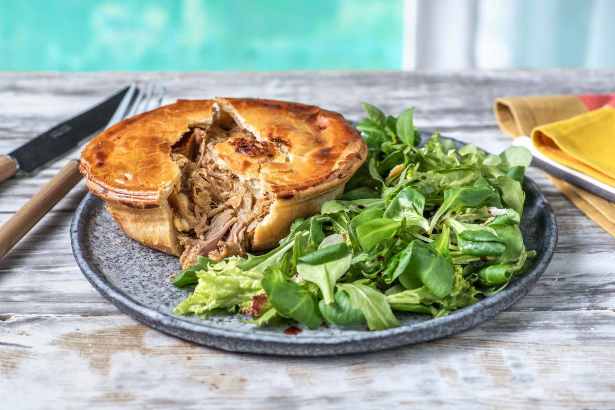 Hartige taart met pulled pork en salade