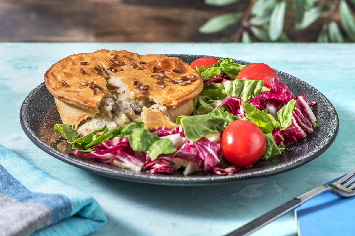 Hartige taart met romige kip en salade