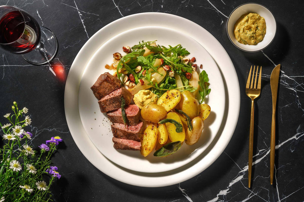 Rindshuftsteak mit Senfbutter und Salbeikartoffeln