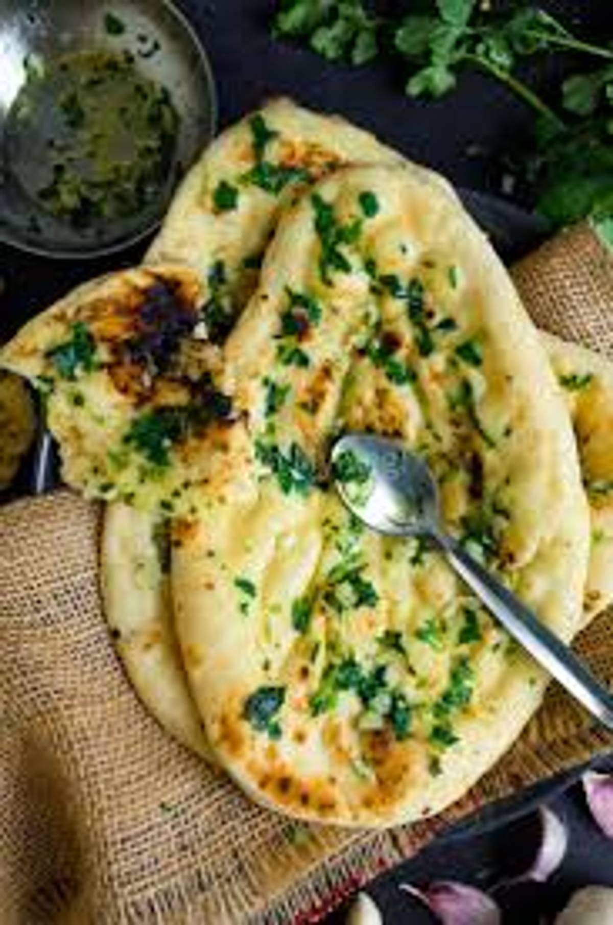 Naan all'aglio e coriandolo