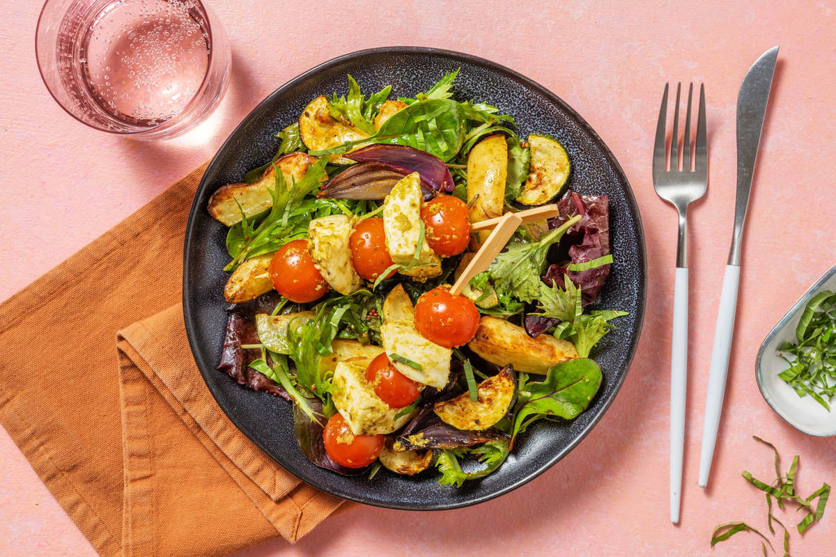 Italienischer Salat mit Caprese-Spießen