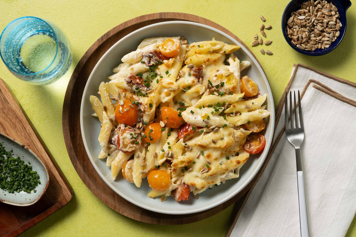 Käsiger Nudelauflauf mit bunten Cherry-Tomaten