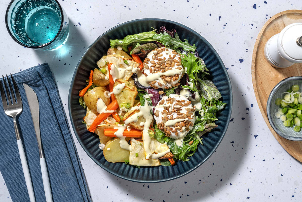 Kernige Ziegenkäsetaler auf buntem Salat