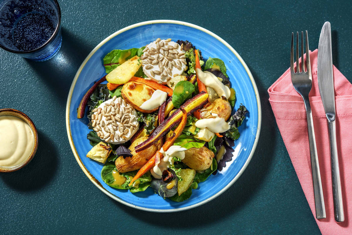 Kernige Ziegenkäsetaler auf buntem Salatbett