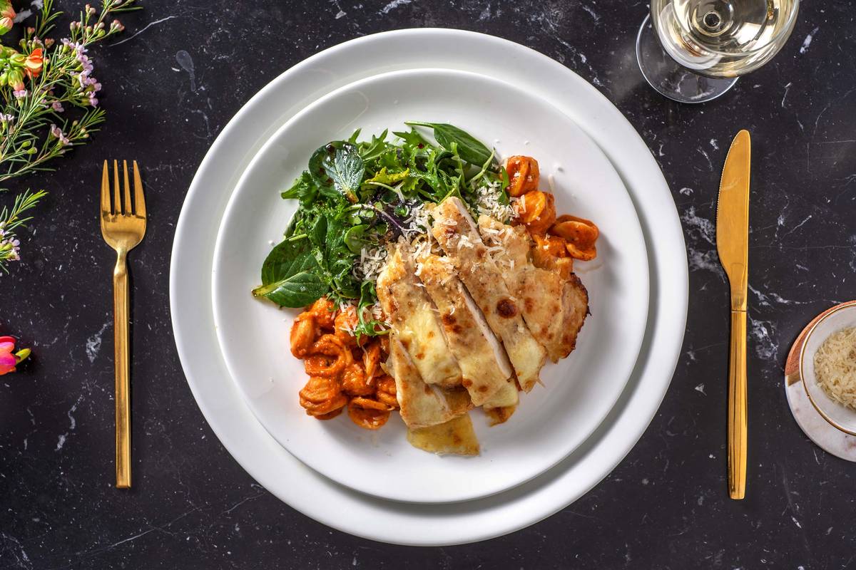 Poulet parmigiana et orecchiette en sauce tomate