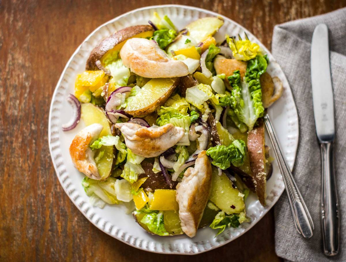 Filet de poulet, salade colorée et vinaigrette au grana padano