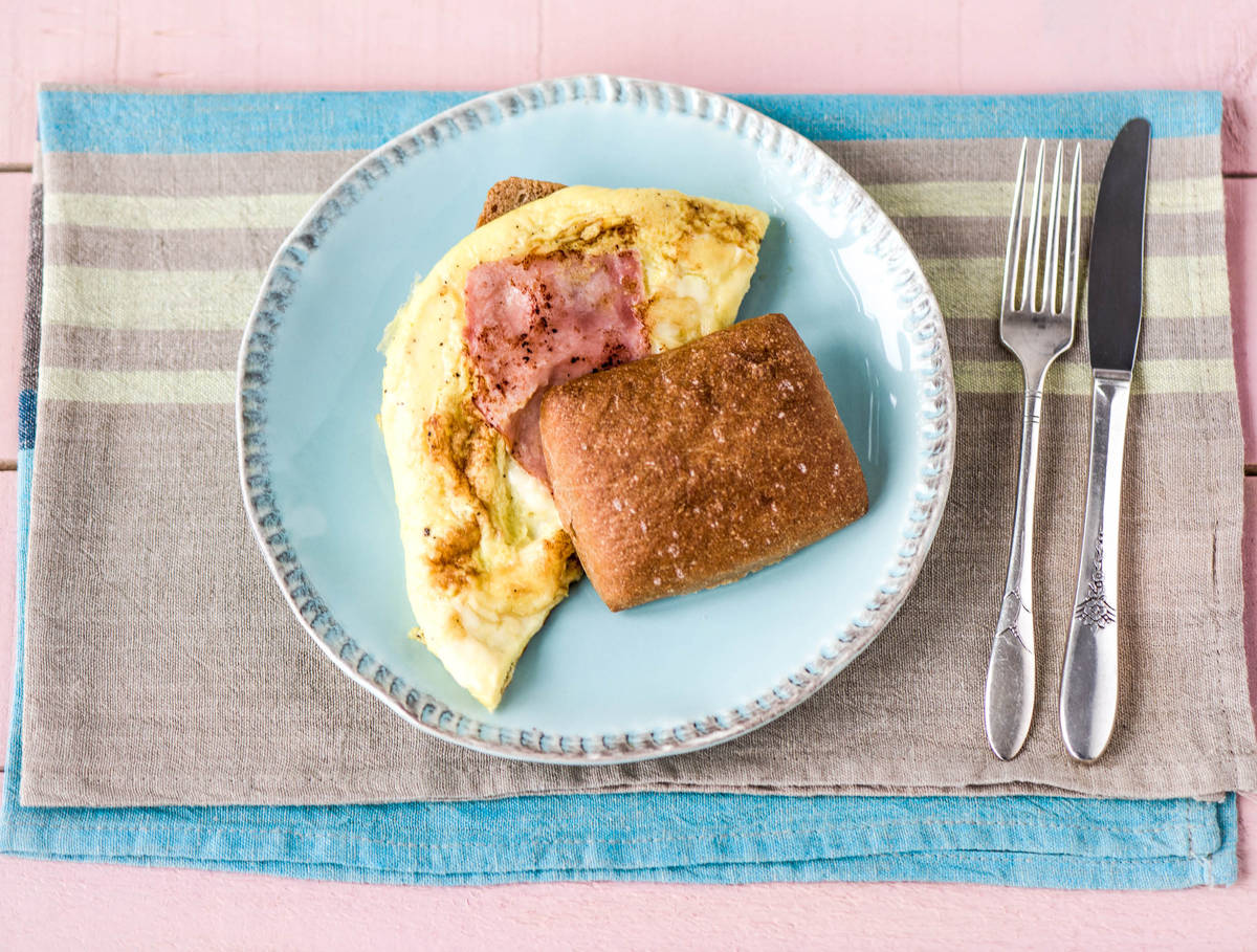 Knapperige ciabatta met ham-kaasomelet