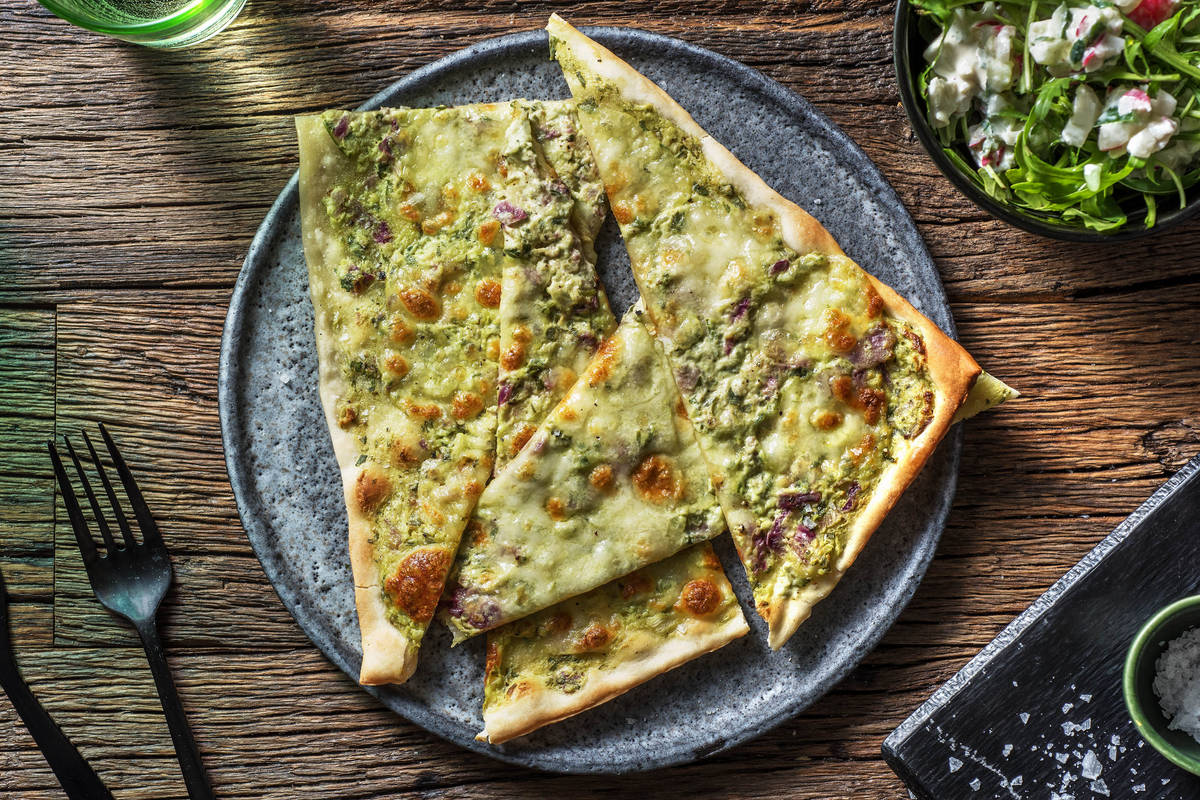 Knuspriger Flammkuchen mit Mozzarella