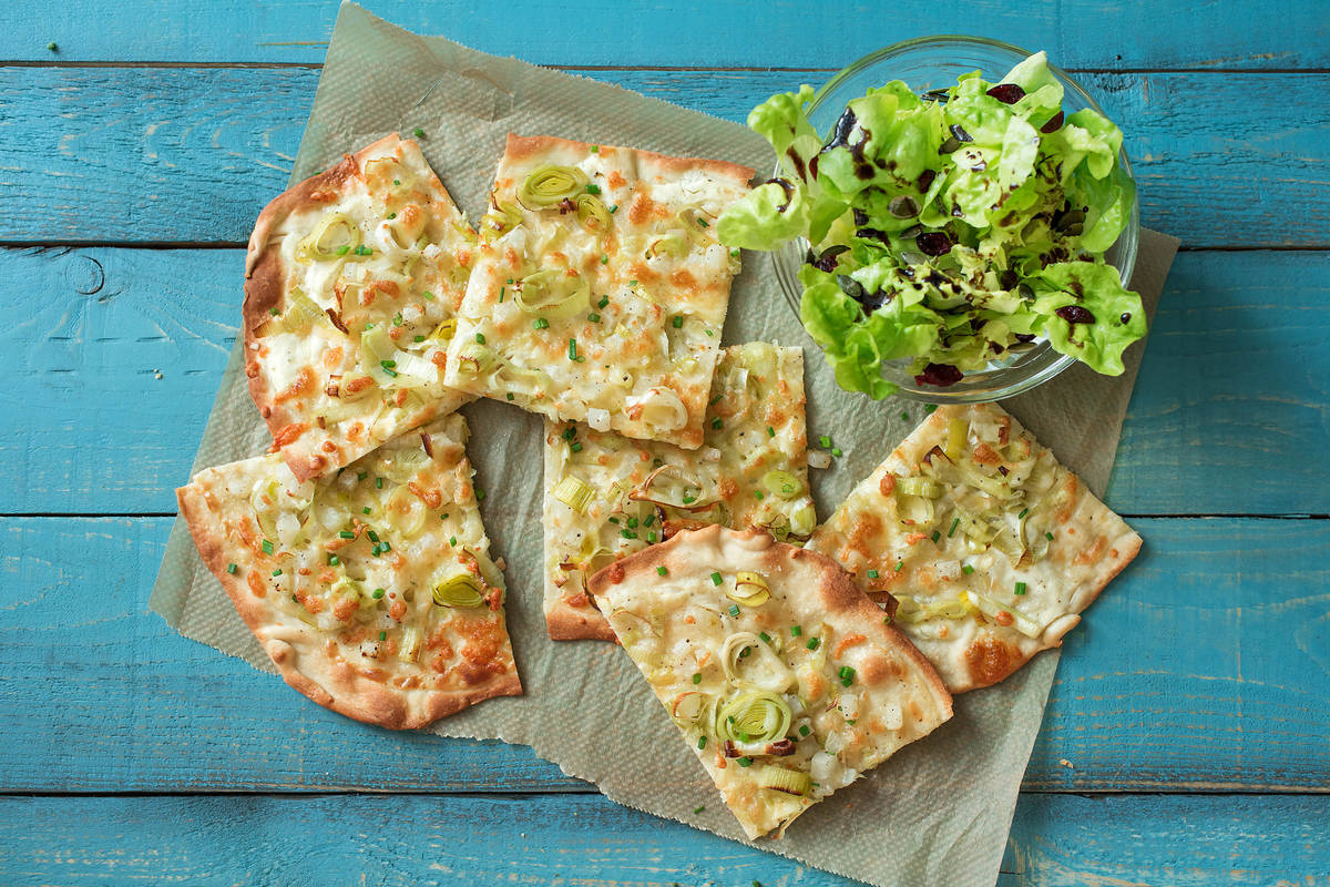 Knuspriger Kohlrabi-Porree-Flammkuchen