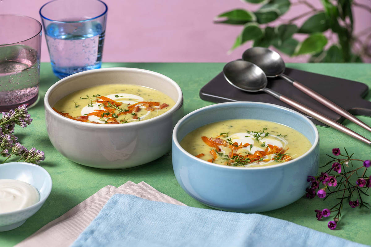 Kräutersuppe mit Bacon-Karotten-Crumble