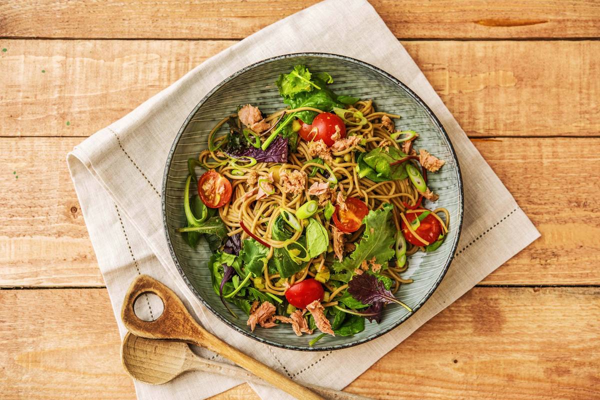 Lauwarmer Soba-Nudelsalat mit Thunfisch
