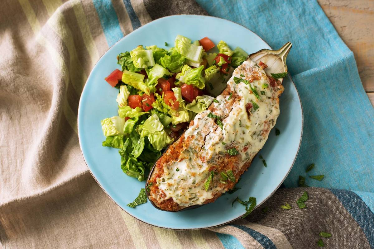 Gefüllte Aubergine mit Bulgur und Minz-Schmand