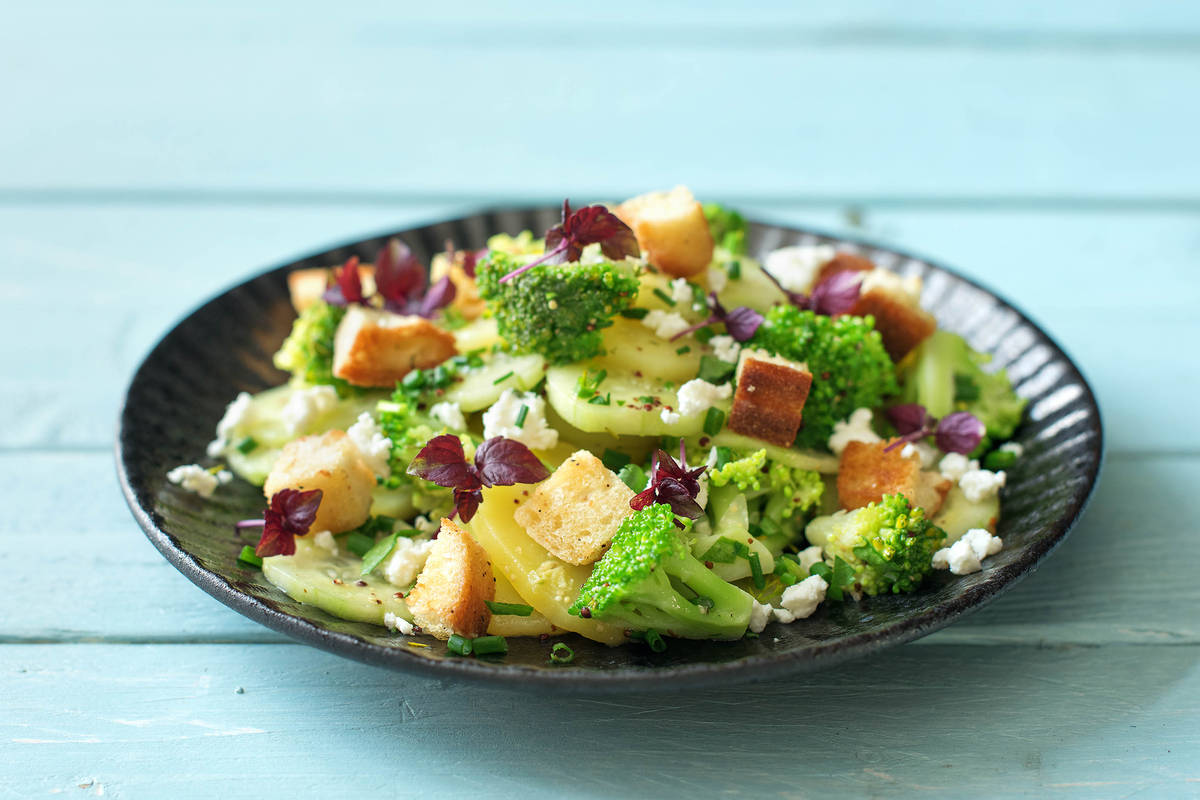 Leichter Kartoffel-Gurken-Salat mit Brokkolini