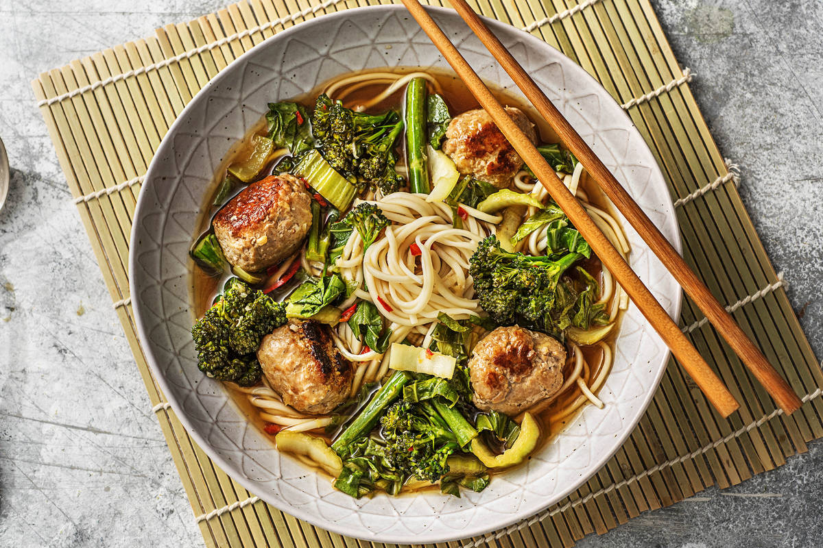 Licht pittige bouillon met gehaktballetjes