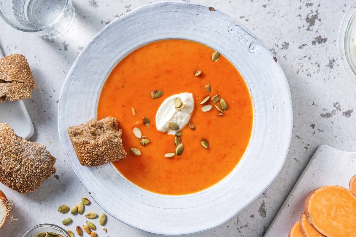 Maaltijdsoep met zoete aardappel en puntpaprika