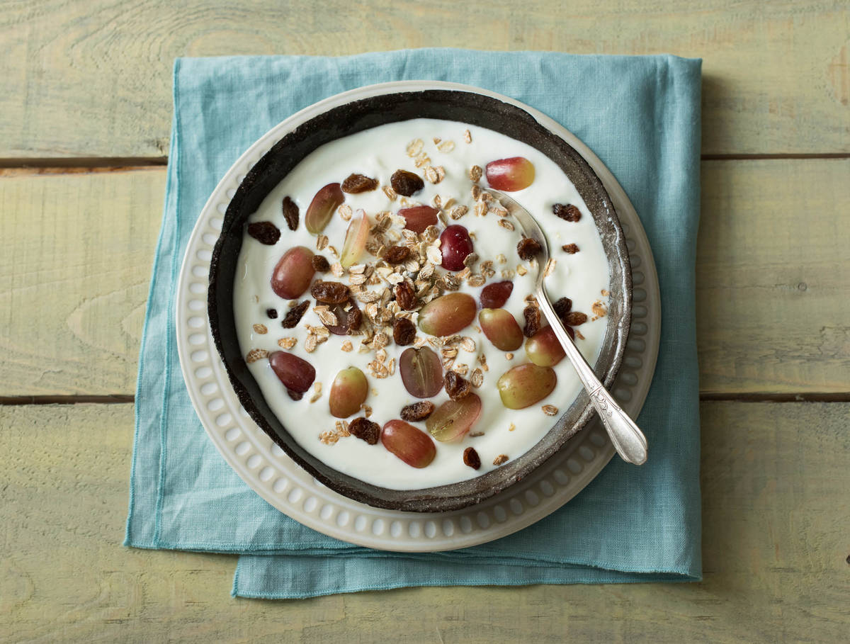 Magere yoghurt met rode druiven en muesli