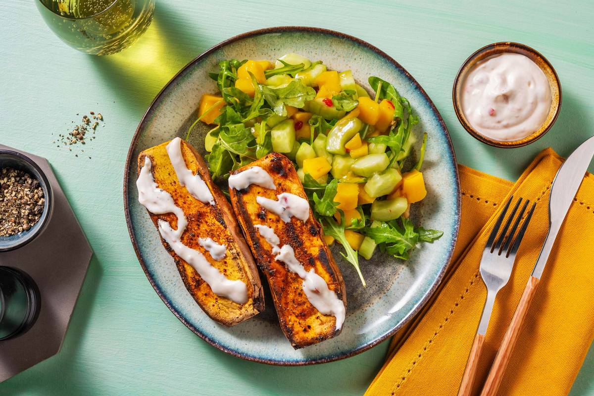 Mango-Gurken-Salat mit Ofen-Süßkartoffel