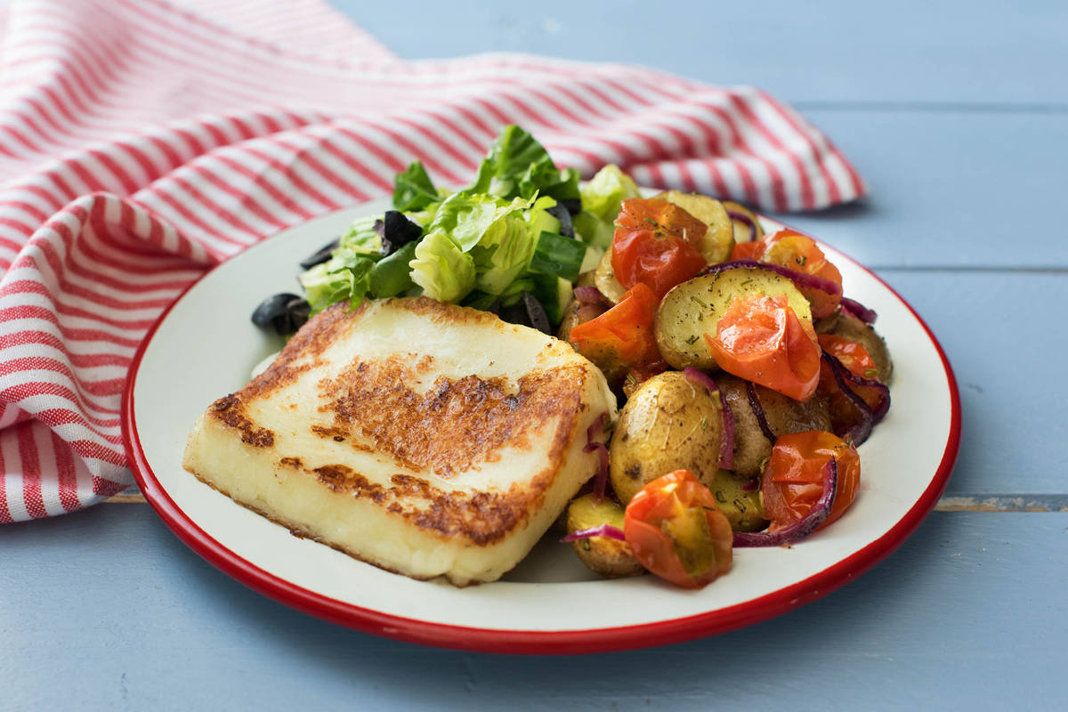 Leckerer Grillkäse mit mediterranen Rosmarin-Kartoffeln