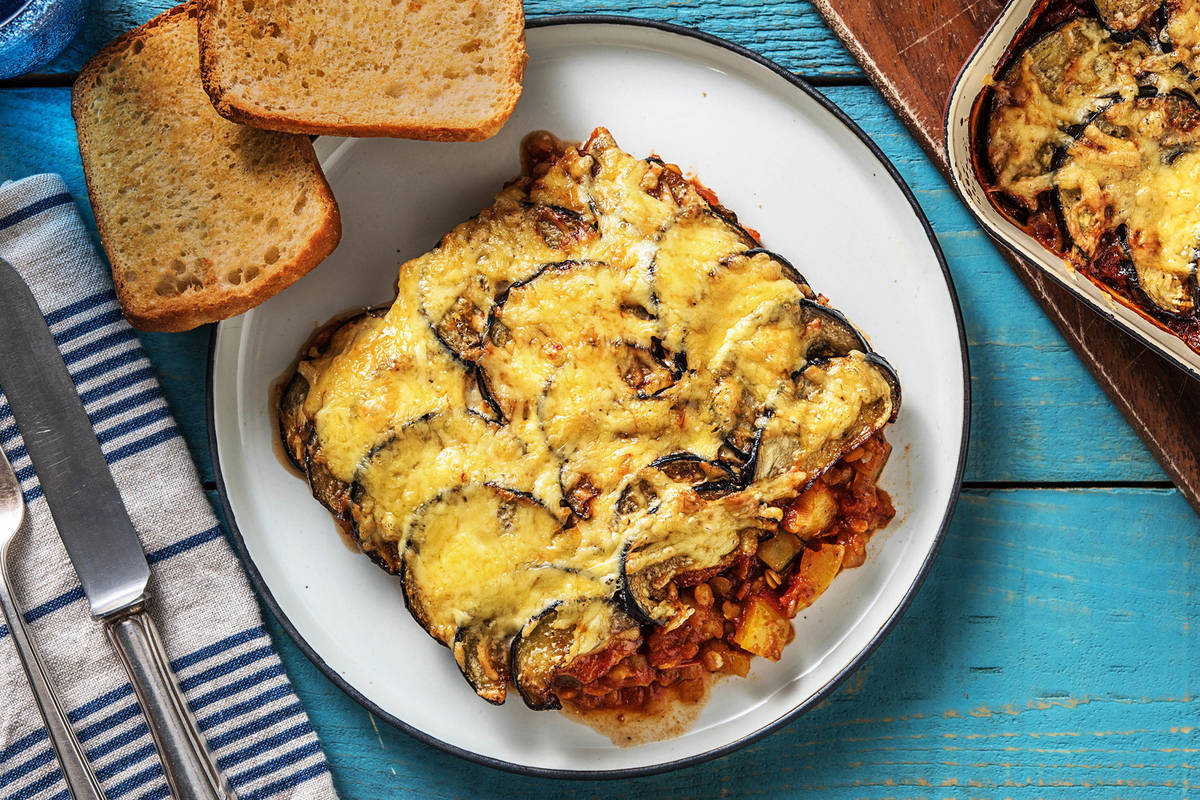 Vegetarische moussaka met knoflookbrood