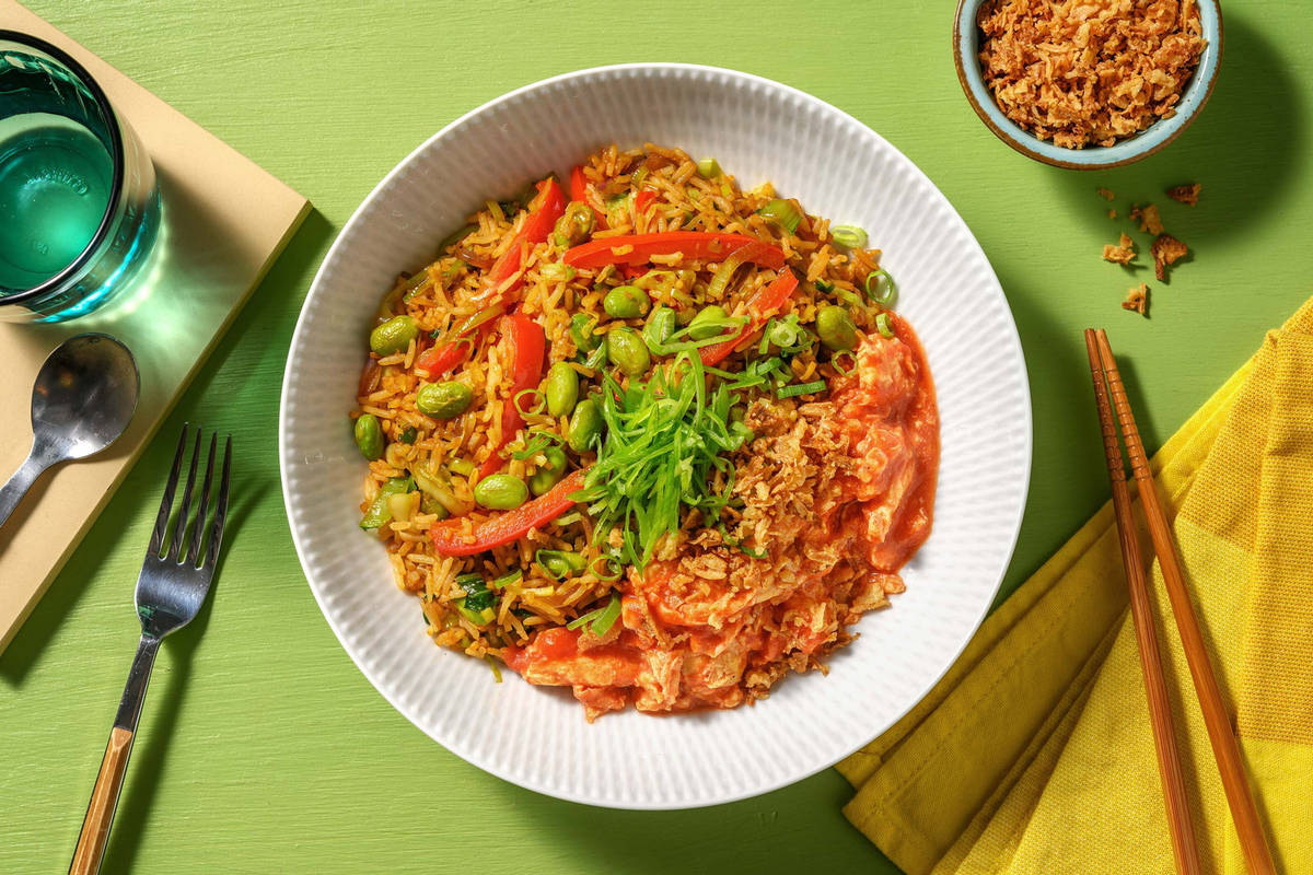 Nasi goreng aux œufs brouillés en sauce tomate aigre-douce