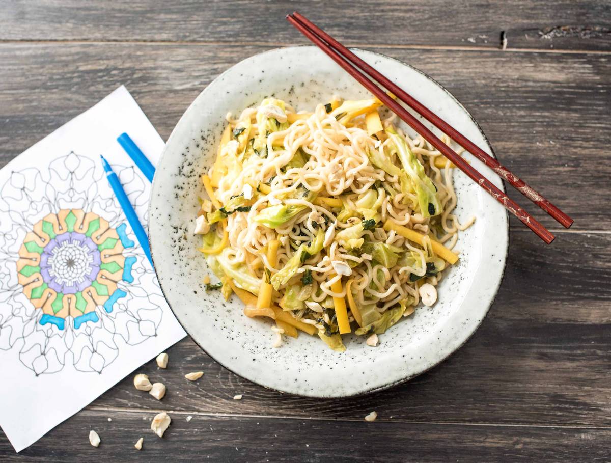 Noedels met een oosterse groentemix en cashewnoten