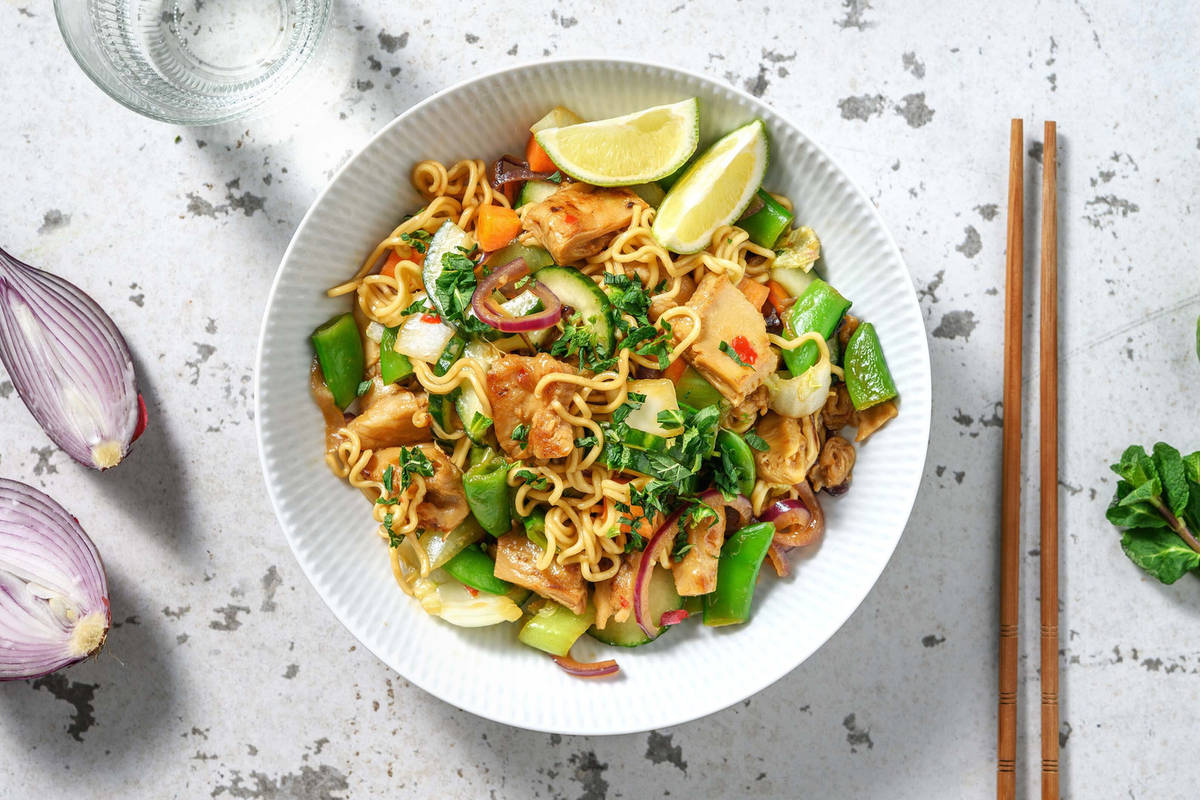 Oosterse noedels met vegetarische kipstukjes