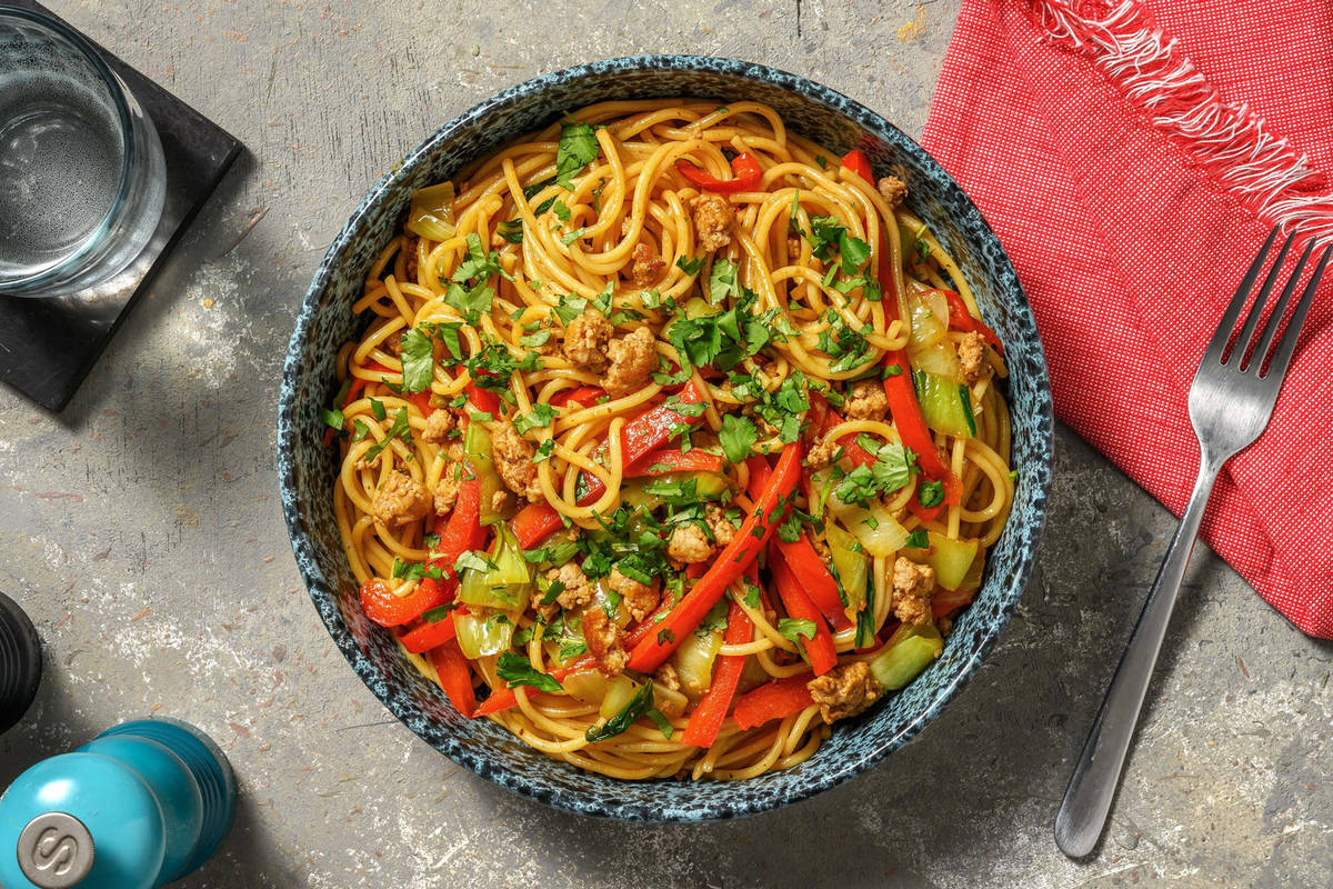 Nouilles au porc dans une sauce tahini-hoisin