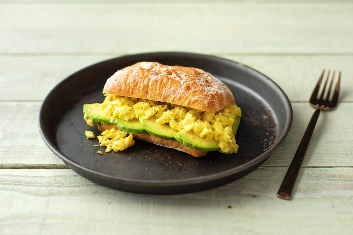 Œufs brouillés et avocat