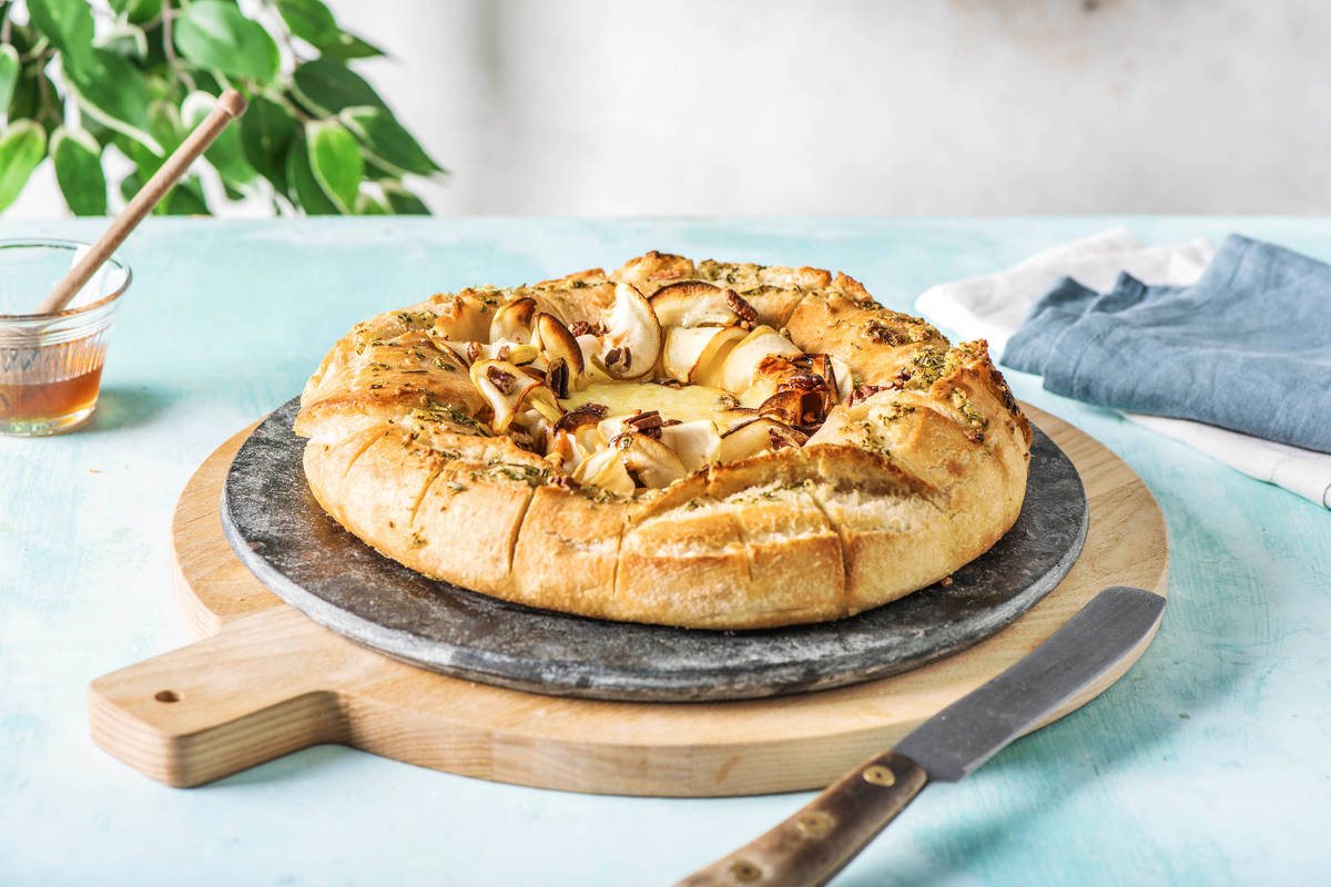 Ofengebackener Ofenkäse im Ringbrot