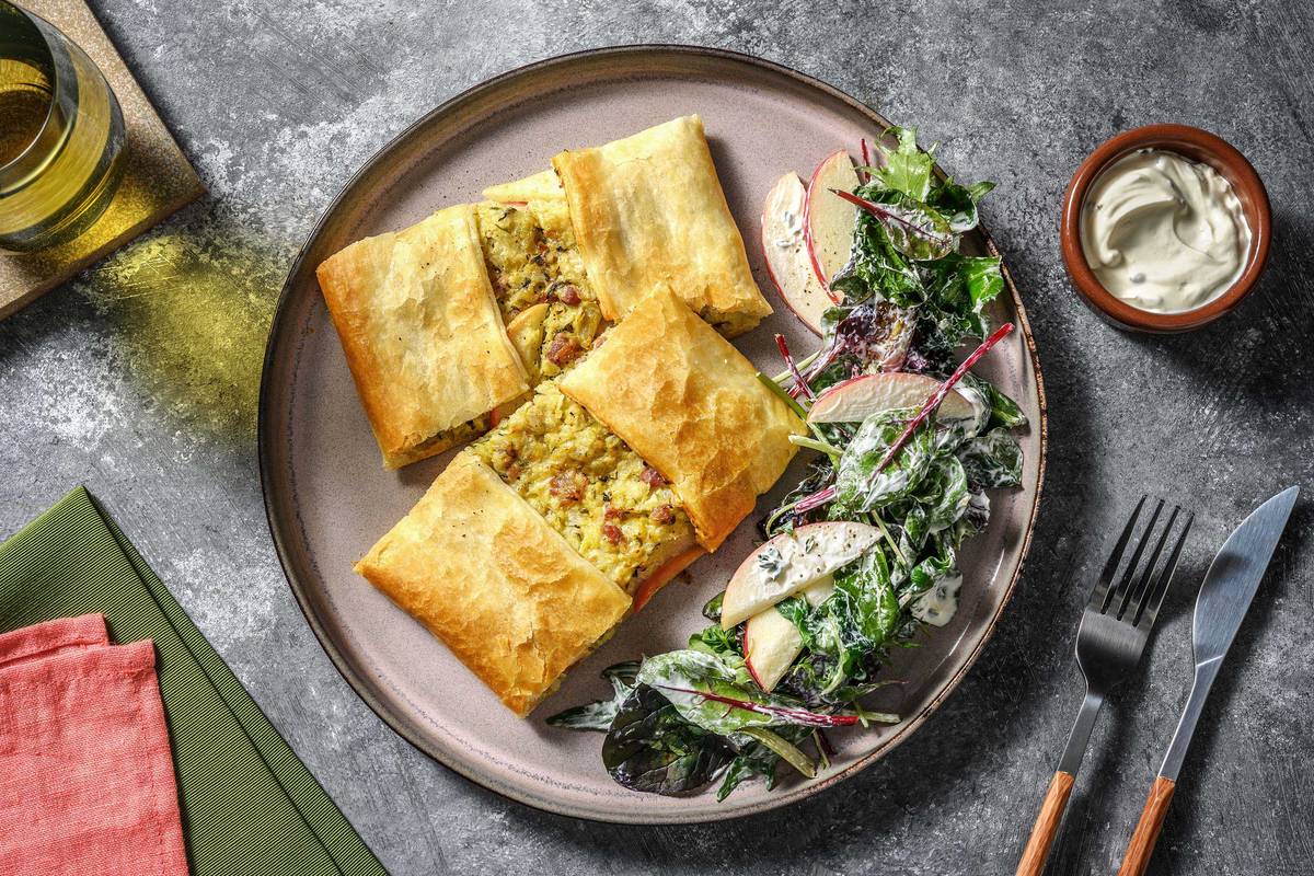 Offener Spitzkohlstrudel mit Bacon und Apfel