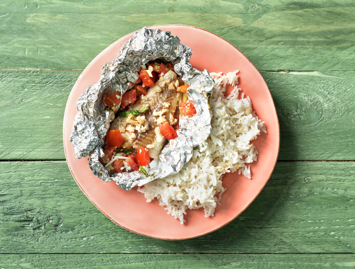 Oosters vispakketje met tomaten, paksoi en kokos-pindarijst