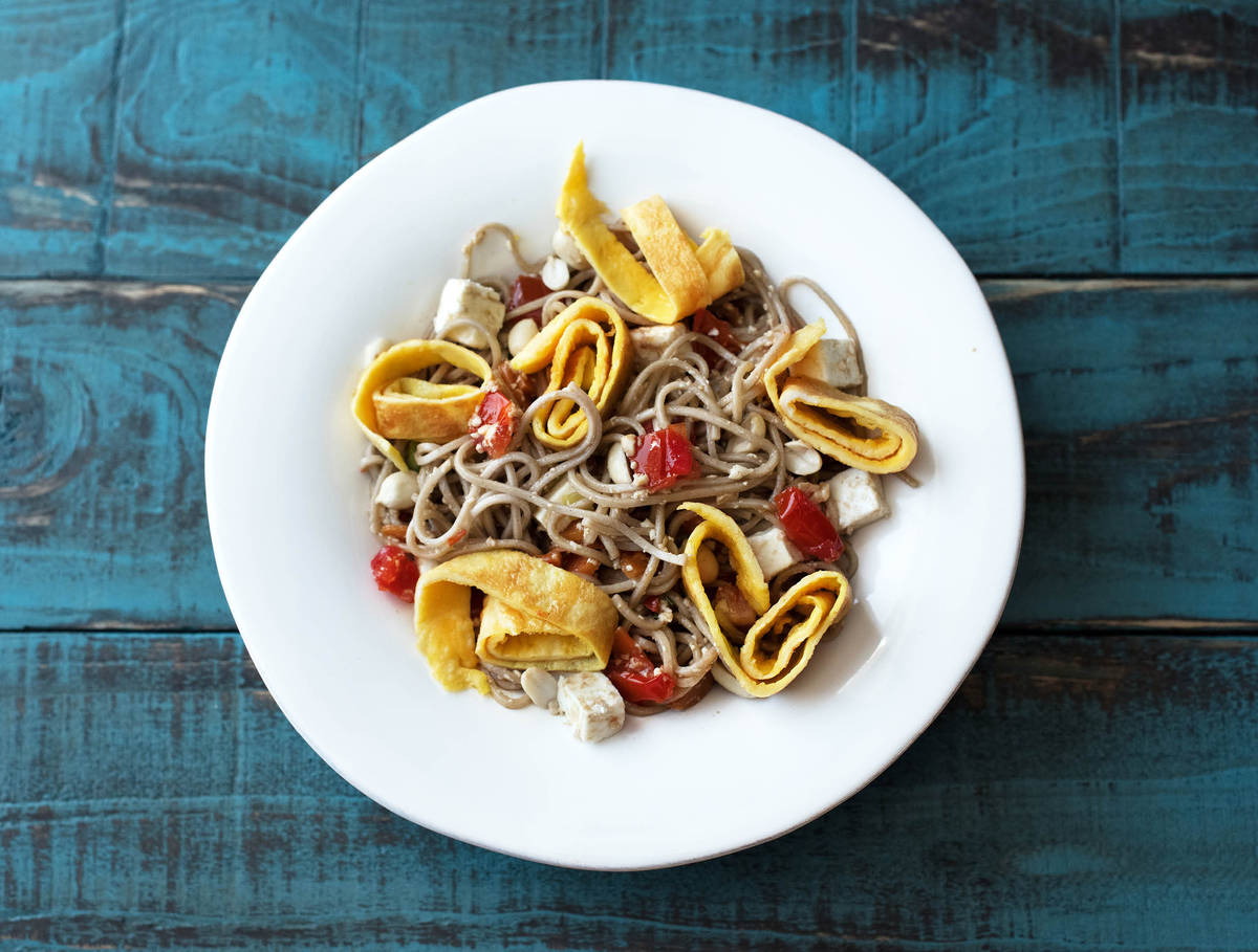 Oosterse boekweitnoedels met tofu en knapperige pinda’s