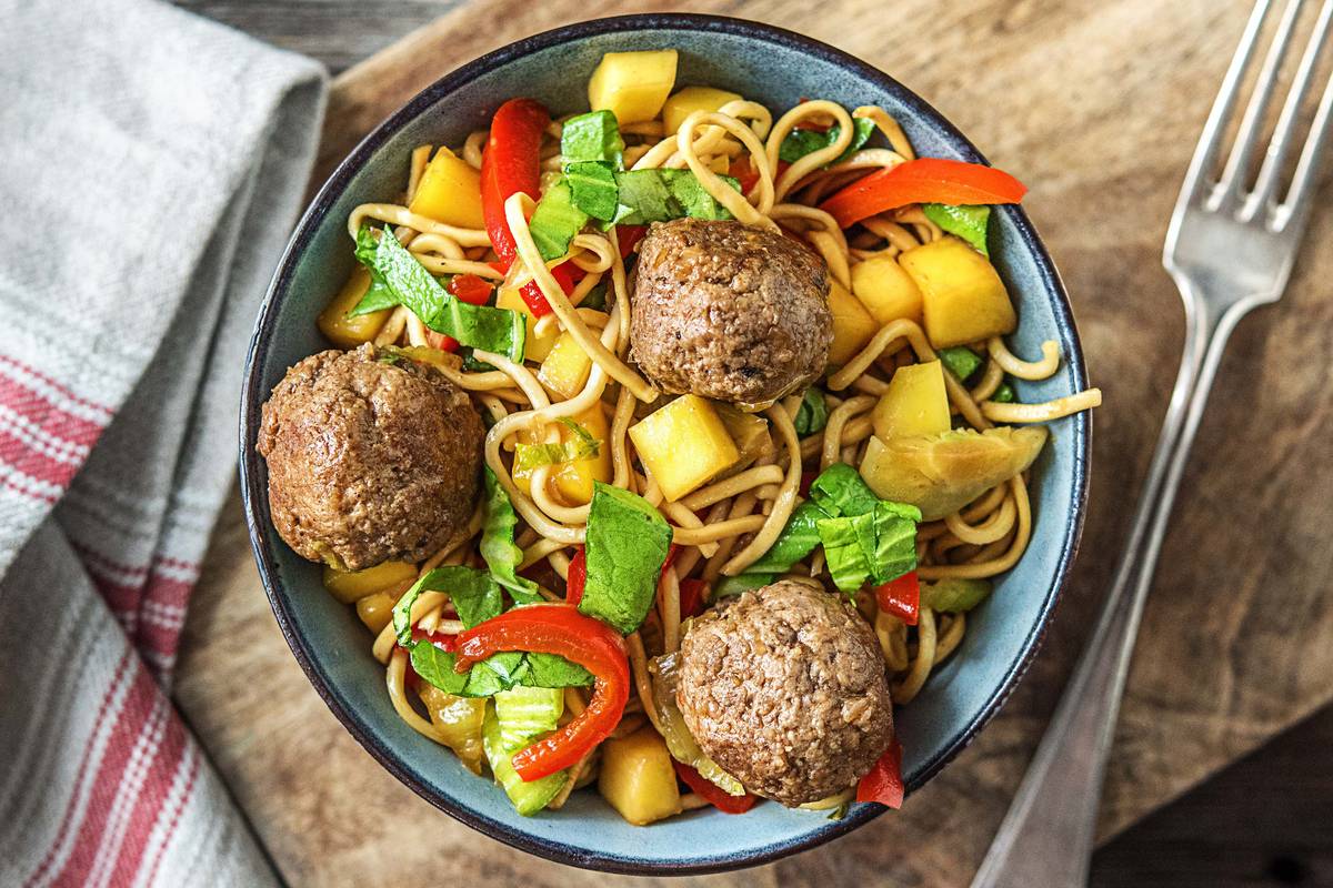 Oosterse gehaktballetjes met mangonoedels, paksoi