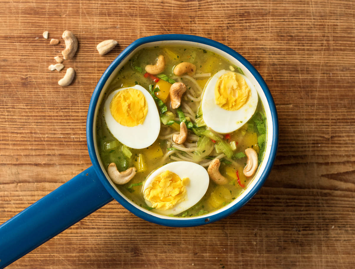 Soupe de nouilles orientale au pak choi et aux noix de cajou