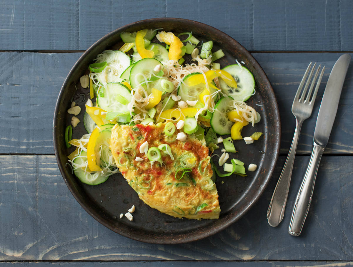 Oosterse omelet en glasnoedelsalade met kiwi en pinda’s