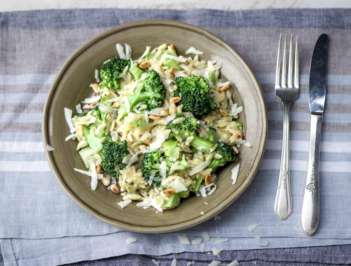 Orzo met broccoli, pecorino, pijnboompitten en verse tijm