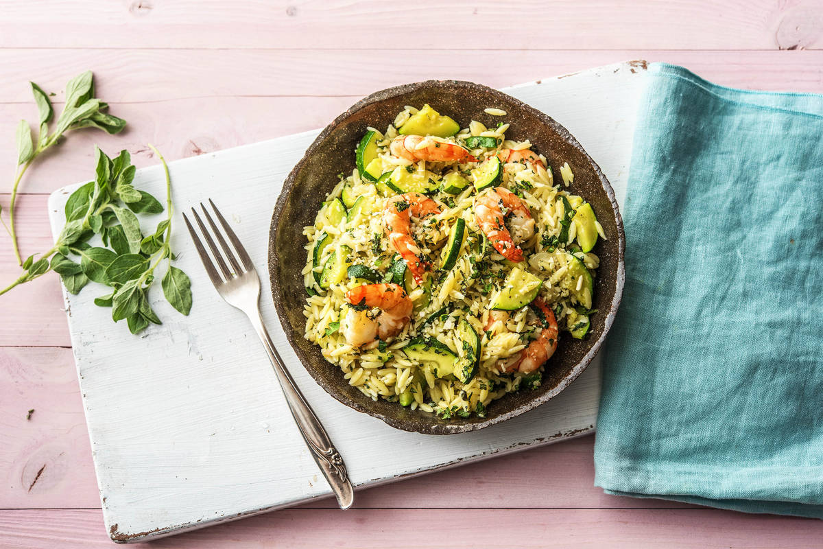 Orzo met knoflookgarnalen, courgette, verse kruiden en amandel