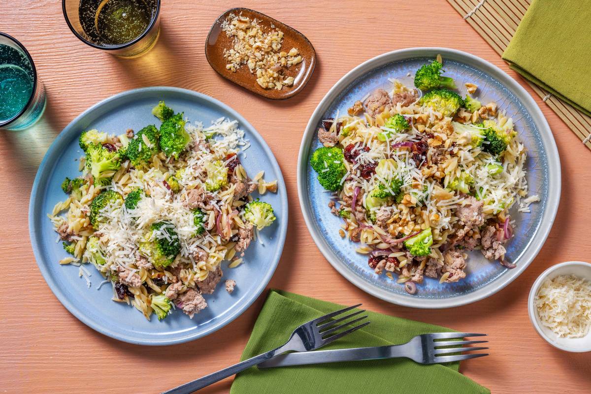 Orzo op Siciliaanse wijze met kip, pecorino en rozijnen