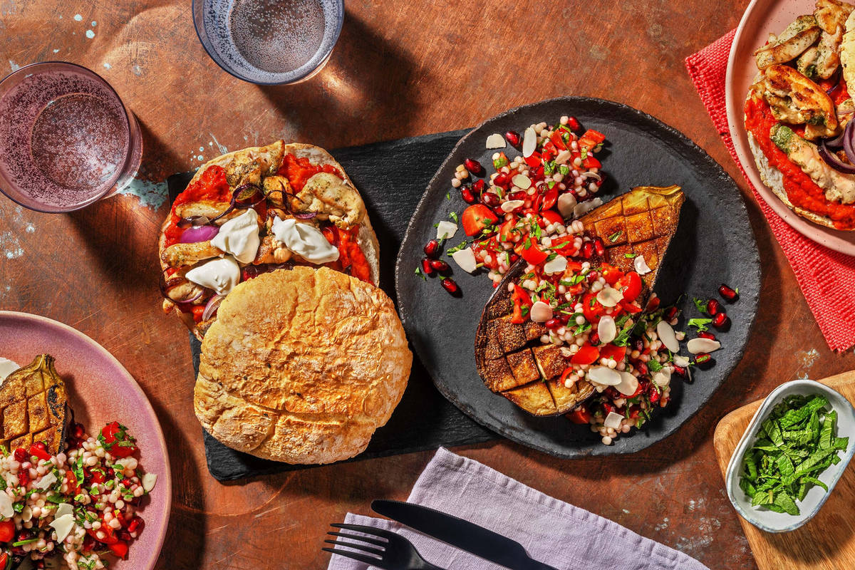Pain turc garni de lanières de poulet aux épices kebab et tartinade de poivron grillé