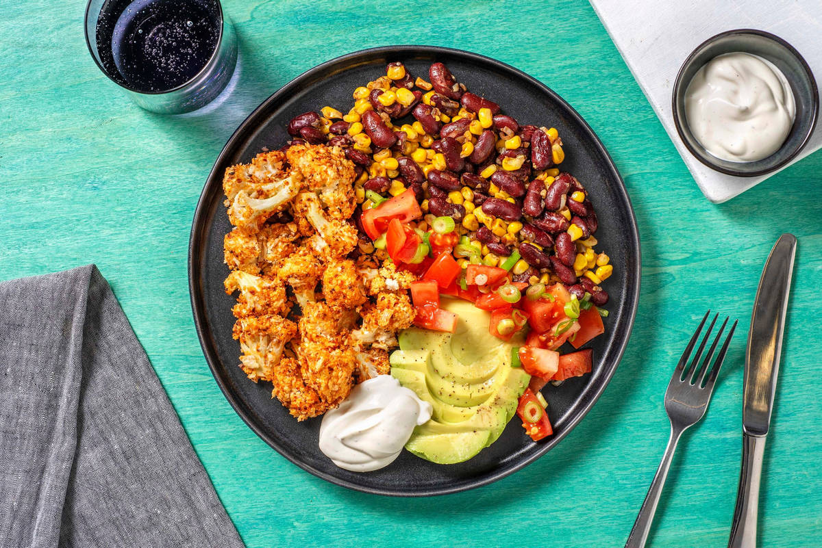 Panierter Harissa-Blumenkohl mit Avocado