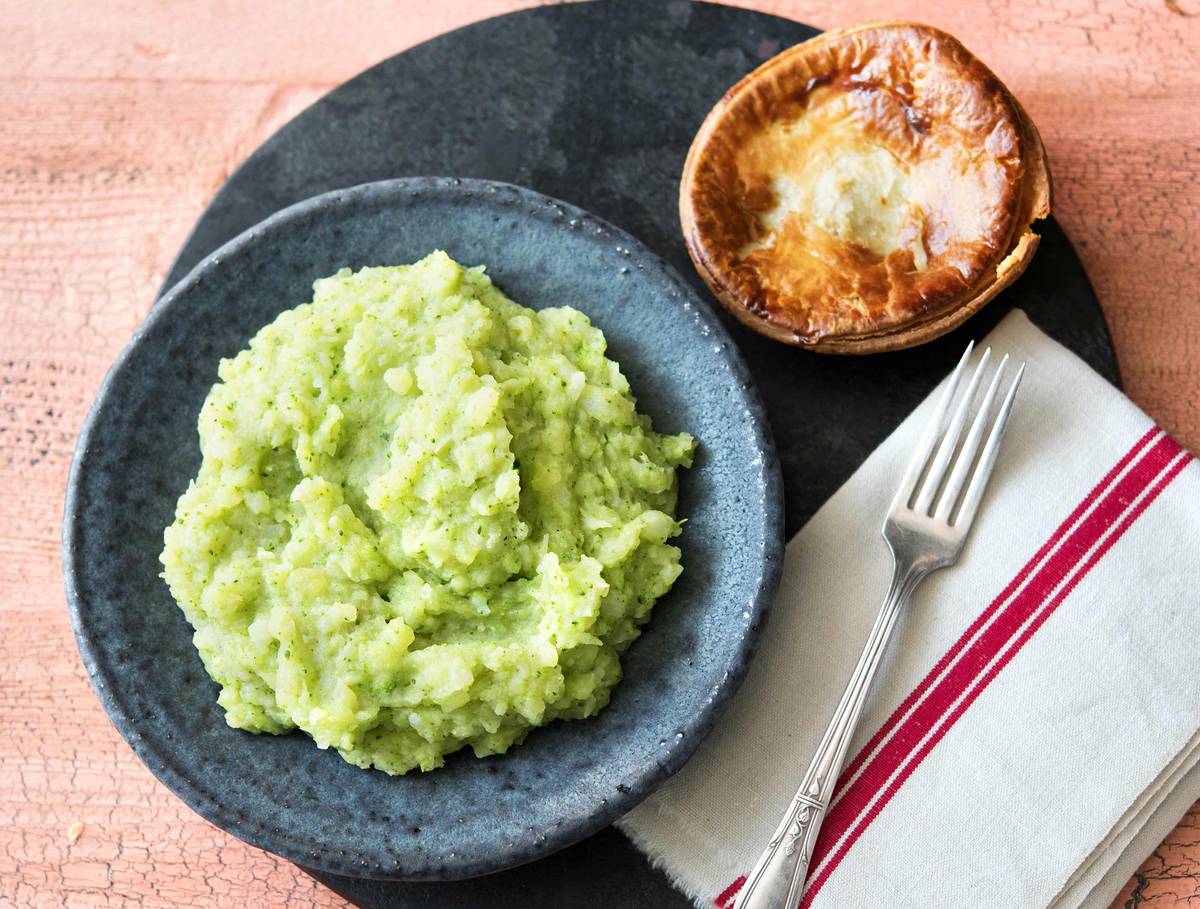 Pastei gevuld met gehakt met een aardappel-broccolipuree