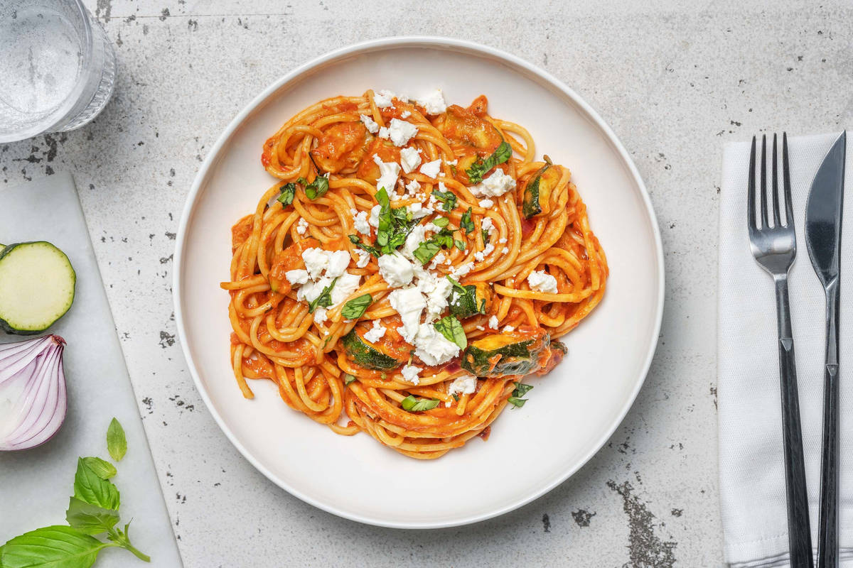 Pasta met geroosterde-paprikasaus en geitenkaas