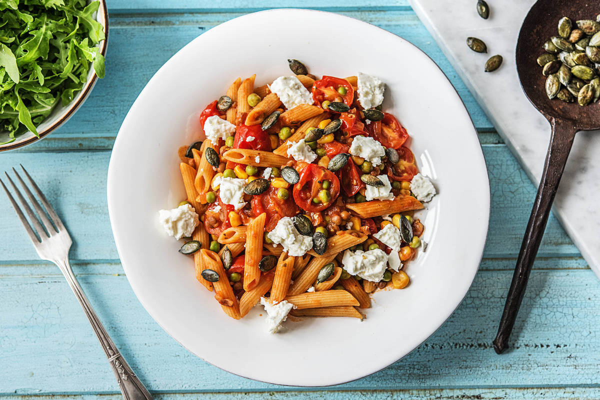 Penne met linzen-bolognesesaus en feta