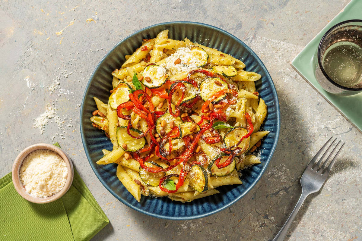 Penne mit Basilikumsauce und Ofengemüse