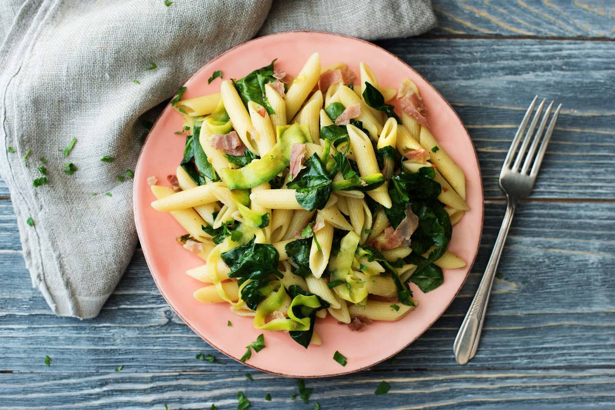 Schnelle Penne mit Schinken, Zucchinistreifen