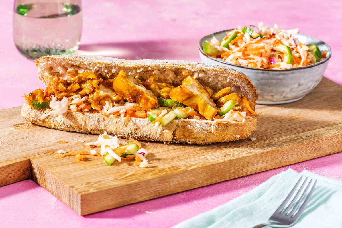 Broodje met pittige kippendij en zoetzuur