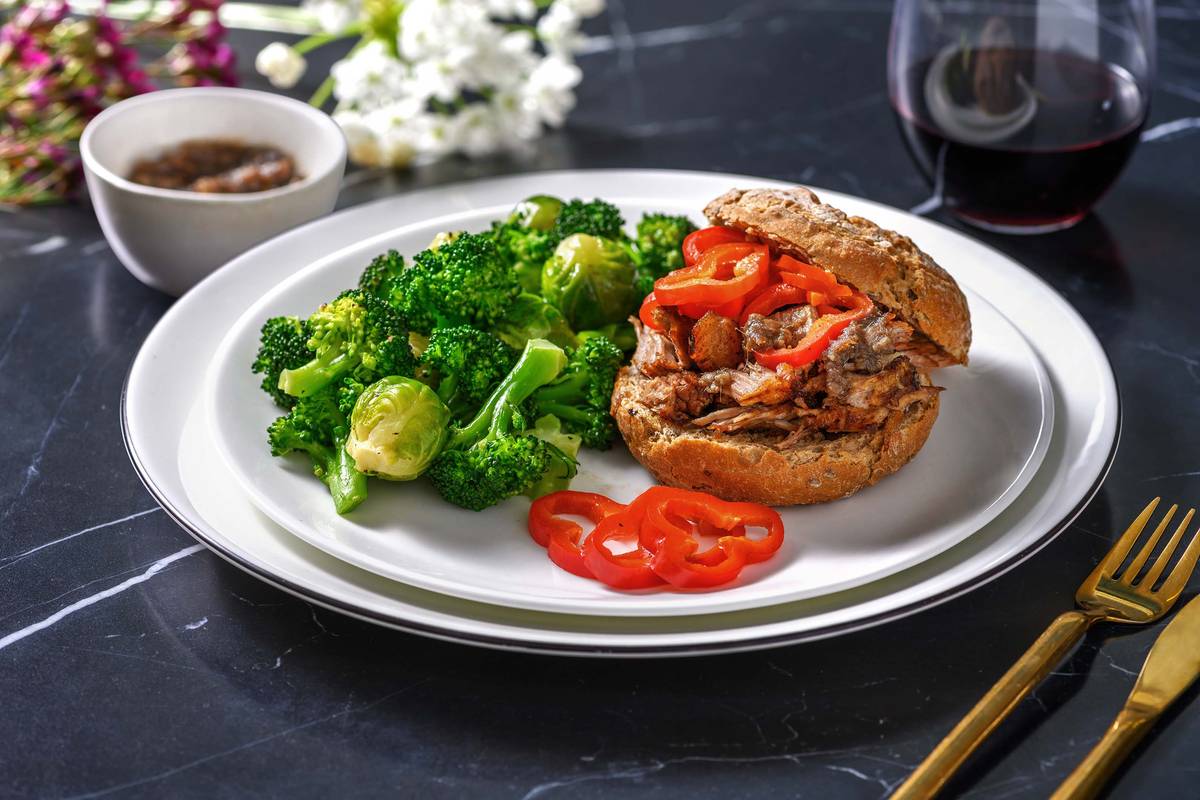 Petit pain de luxe au mijoté de veau et sauce aux anchois