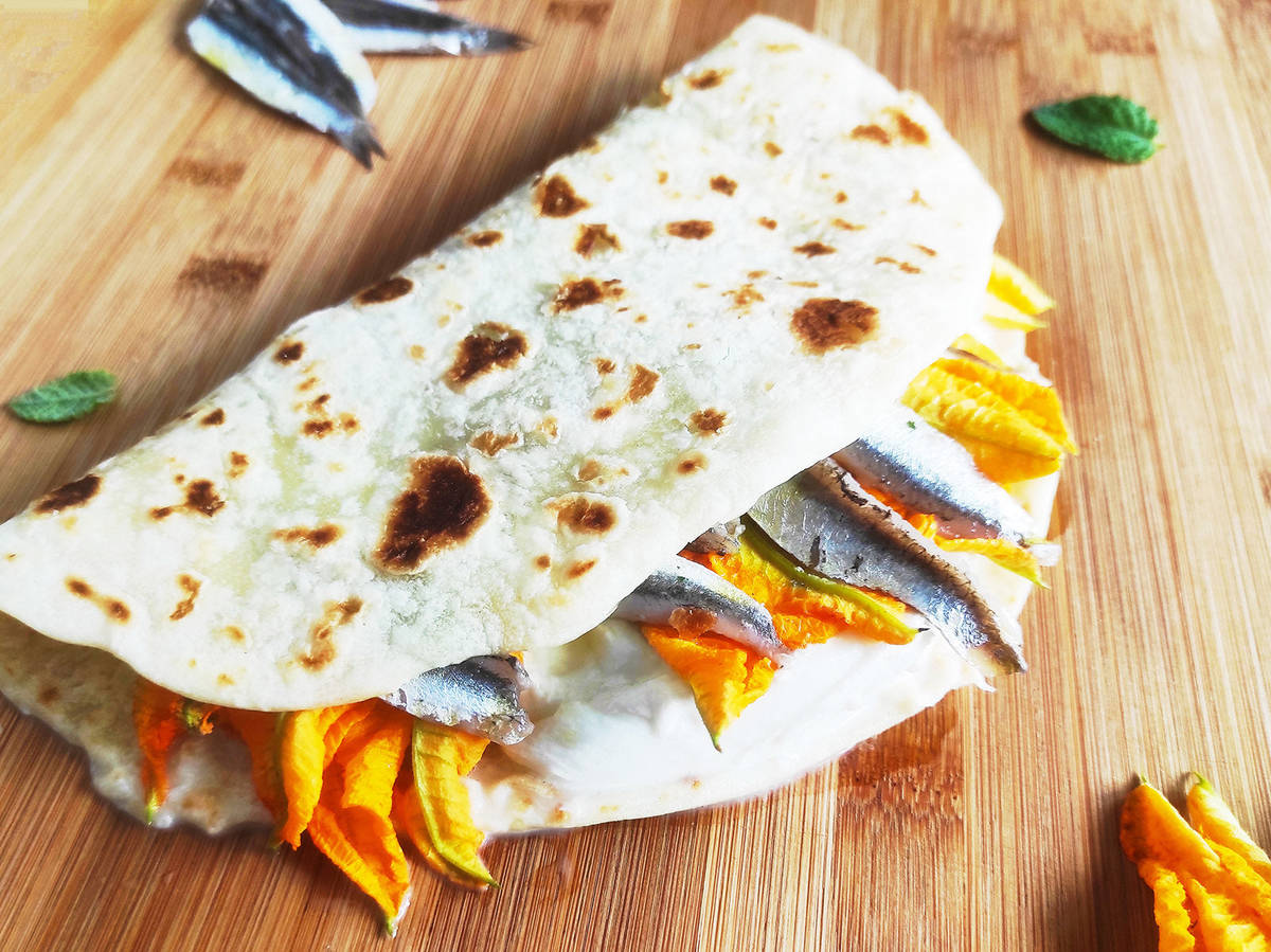 Piadina con ai fiori di zucca