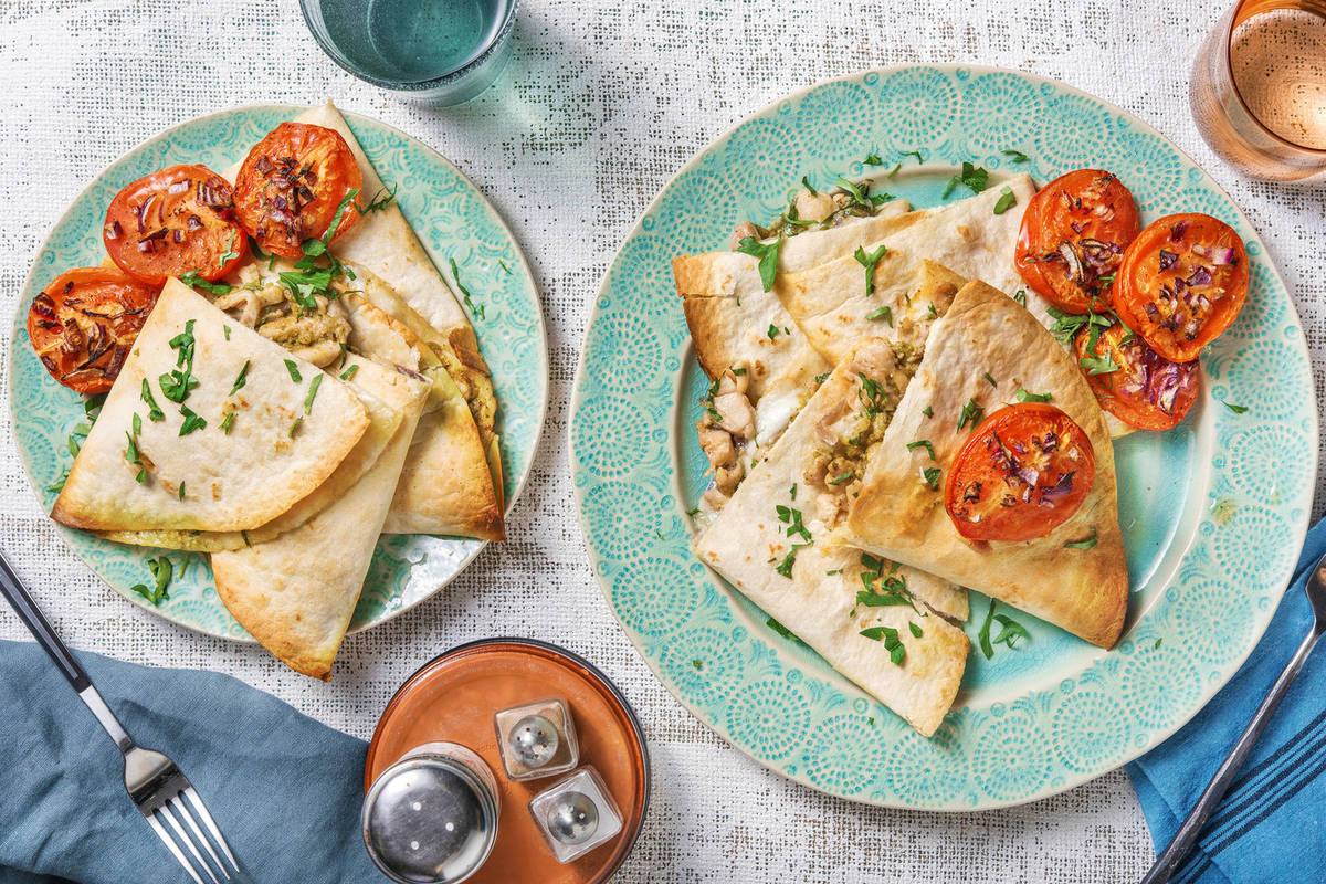 Piadina van tortilla met kippendijreepjes