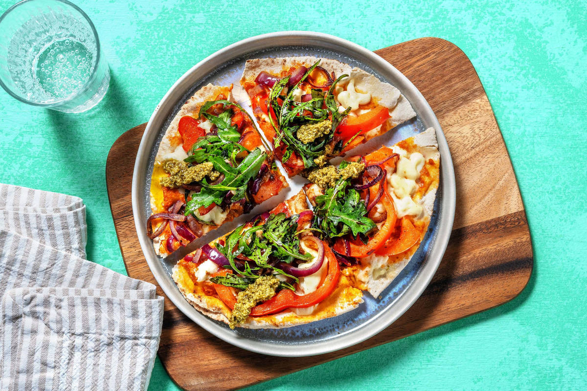 Pizzetta Caprese mit Mozzarella, Antipasti und Rucola